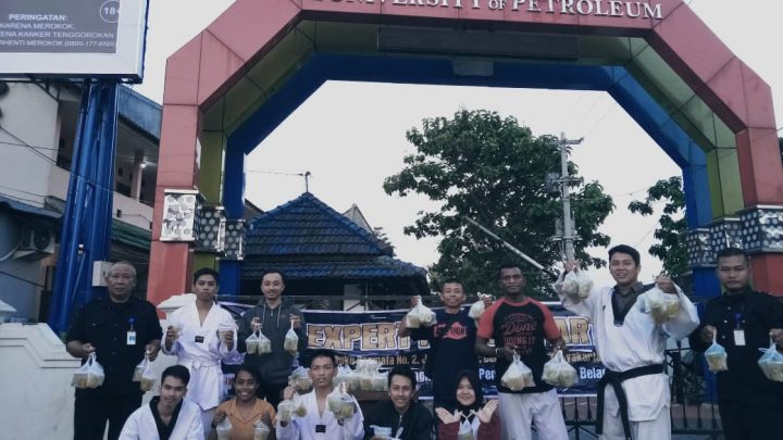 UKM Taekwondo Universitas Proklamasi 45 Berbagi Takzil