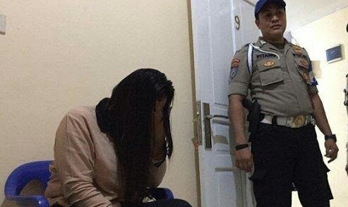 Suami Capek Kerja, Isteri Malah Asyik Selingkuh Dengan Laki-Laki Lain, Digerebek Satpol PP Suami Capek Kerja, Isteri Malah Asyik Selingkuh Dengan Laki-Laki Lain, Digerebek Satpol PP