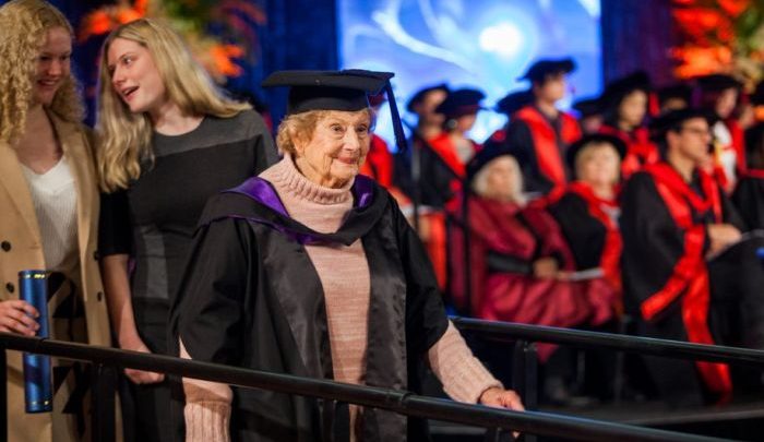 Tak Pernah Terlambat Untuk Belajar, Nenek Ini Lulus S2 Umur 90 Tahun
