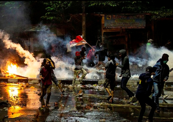 Lempar Molotov, Massa Semakin Memanas di Palmerah