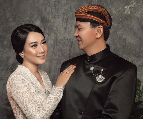 Ahok dan Puput Tampak Mesra Dalam Foto Pernikahan Versi Pengantin Jawa