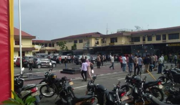 BREAKING NEWS: Ledakan Diduga Bom Bunuh Diri Terjadi di Mapolrestabes Medan, Sejumlah Polisi Luka-Luka
