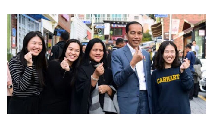 Jokowi dan Iriana Bergaya Love Sign ala Korea