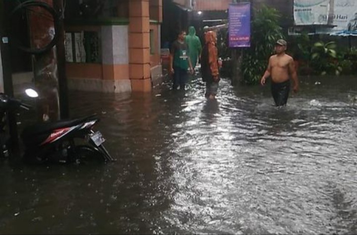 Diguyur Hujan Deras, Jakarta dan Bekasi Terendam Banjir Sejak Dini Hari