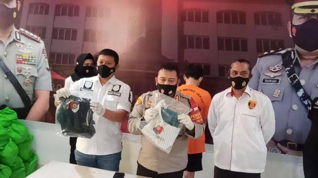 Lecehkan 2 Karyawan, Bos Bank Internasional Ditangkap, Korban Dipaksa Mandi Bareng