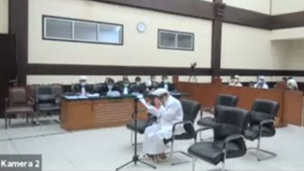 Habib Rizieq Menangis di Ruang Sidang saat Baca Pleidoi Kasus Kerumunan