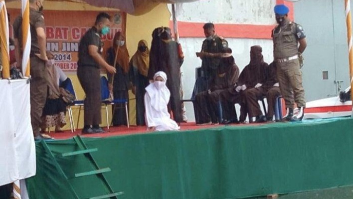 Wanita Terpidana Kasus Zina di Aceh Pingsan Usai Dihukum Cambuk 100 Kali, Ya Ampun