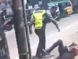 Tangkapan layar video seorang oknum polisi Satlantas Polresta Deli Serdang memukul pengendara sepeda motor yang melanggar lalu lintas. Oknum tersebut kini dicopot dari jabatannya. (Sumber: Twitter/Irwan2yah).