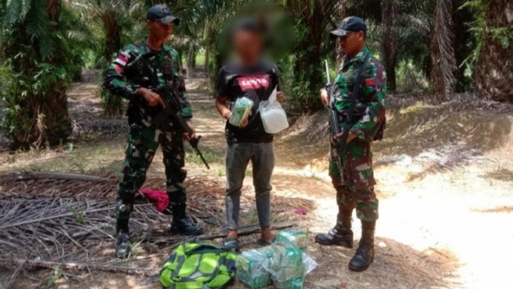 Pria Ini Tak Bisa Berkutik saat Dikepung Anggota TNI Bersenjata, Barang yang Dibawa Bikin Kaget