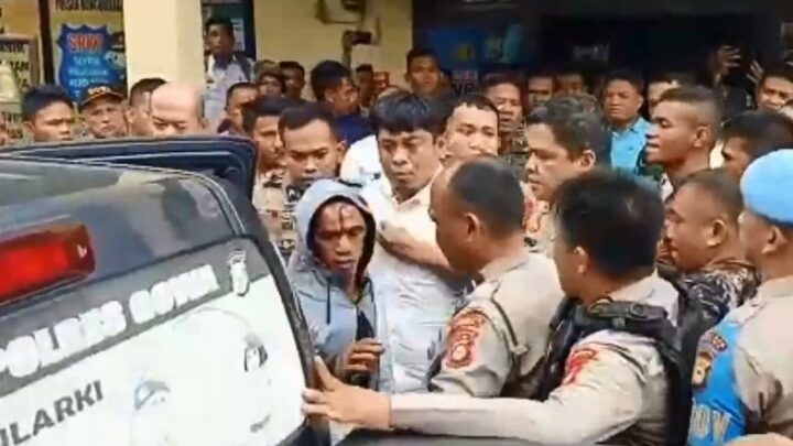 Warga Tebas Praka RW hingga Terluka, Puluhan Anggota TNI Bereaksi, Lihat Endingnya..