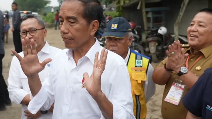Tingkah Pak Gubernur Lampung di Depan Jokowi, Viral di Media Sosial, Tuh Lihat