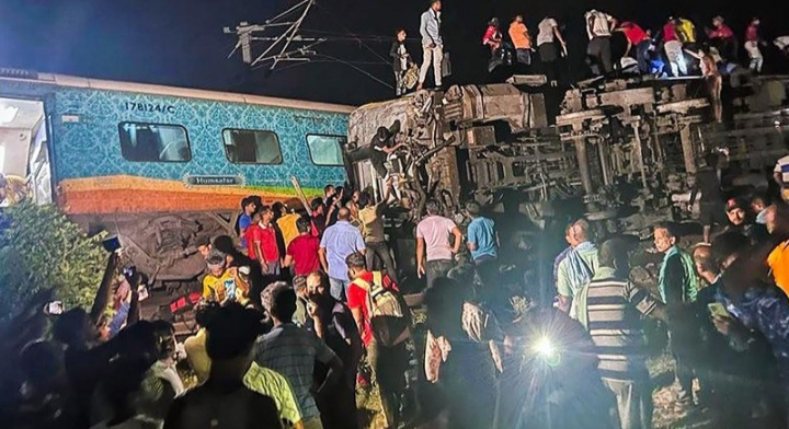 Innalillahi, 207 Orang Tewas dan 900 Lainnya Terluka, Akibat Tiga Kereta Bertabrakan